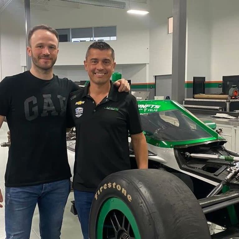 Agustín Canapino y Ricardo Juncos, dueño del equipo Juncos Hollinger Racing, durante la reciente visita del piloto arrecifeño al taller que el equipo tiene en Indiana.