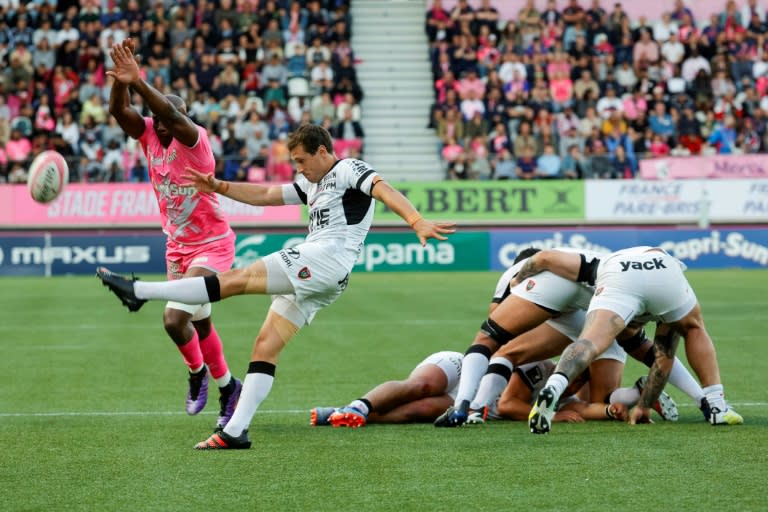 Le Toulonnais Baptiste Serin (au centre) lors de la rencontre contre le Stade Français le 8 juin dernier en Top 14 à Paris (Geoffroy VAN DER HASSELT)