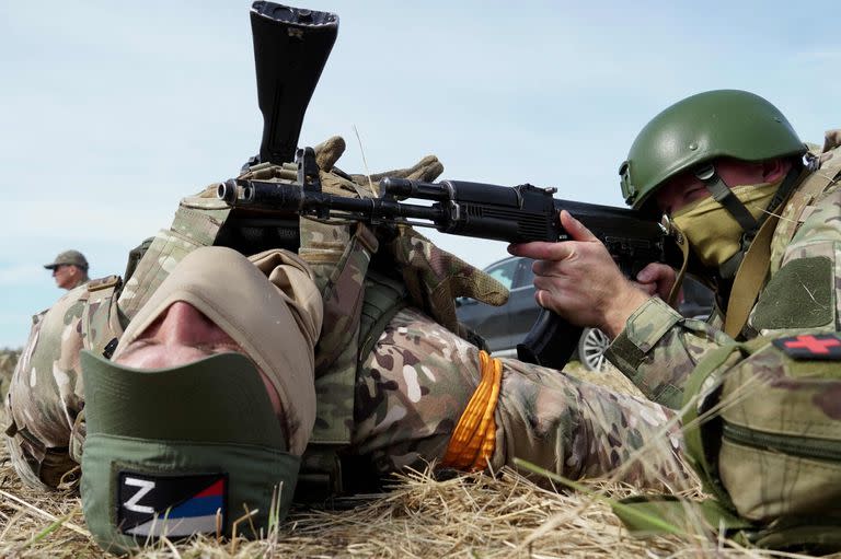 Personal médico, voluntarios y personal militar se someten a un entrenamiento táctico, que incluye primeros auxilios y la simulación de la evacuación de un camarada herido, en la región sur de Rostov, Rusia, el 1 de octubre de 2023. 