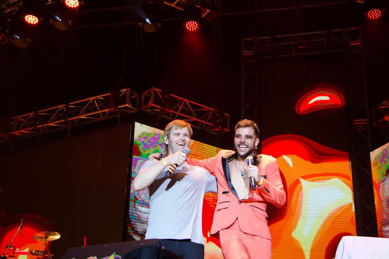 Benjamín Amadeo cantó junto a Los Caligaris en Tecnópolis