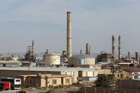 A view is seen of Baiji oil refinery, north of Baghdad, December 8, 2014. REUTERS/Ahmed Saad