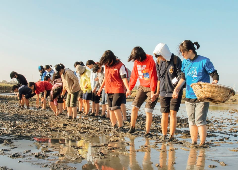 圖說：嘉義布袋壯遊點—青年在鹽田踩漿混土，為曬鹽做準備。