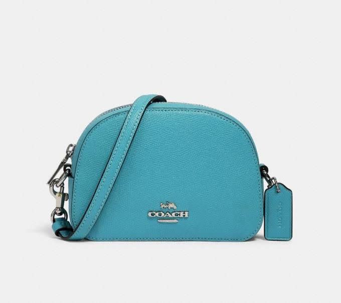 Bolso cruzado Mini Serena en aguamarina (Imagen a través de Coach)