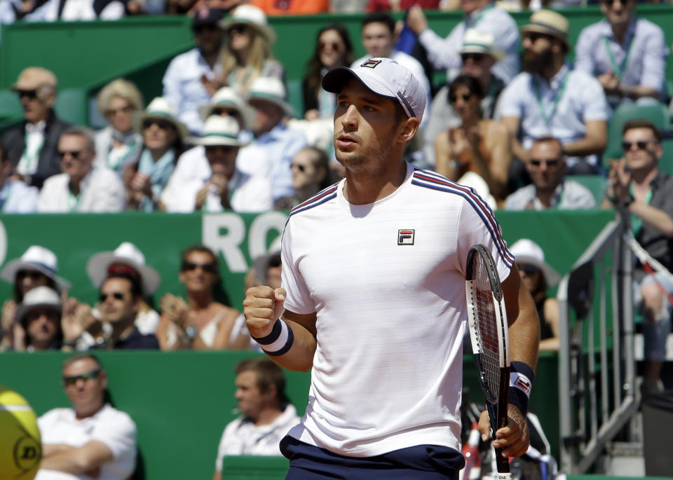 El serbio Dusan Lajovic tras ganar un punto ante el ruso Daniil Medvedev en las semifinales del Masters de Montecarlo, el sábado 20 de abril de 2019. (AP Foto/Claude Paris)