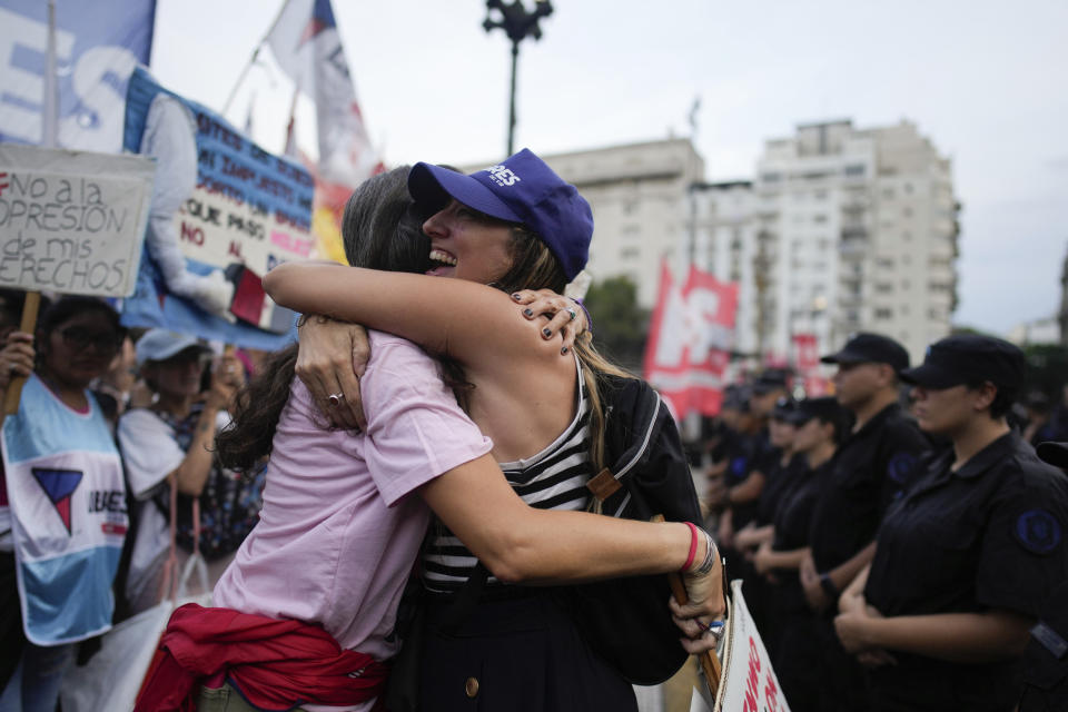 Manifestantes antigobierno se abrazan a las afueras del Congreso, donde se debate la reforma económica promovida por el presidente argentino, Javier Milei, en Buenos Aires, Argentina, el martes 6 de febrero de 2024. La Cámara de Diputados tiene en debate el proyecto de ley que incluye una variedad de medidas económicas, administrativas, penales y medioambientales. (AP Foto/Natacha Pisarenko)