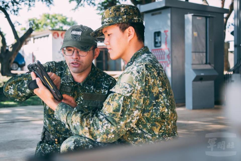 教官指導學員「AR教學平板」操作。（軍聞社記者吳柏融攝）