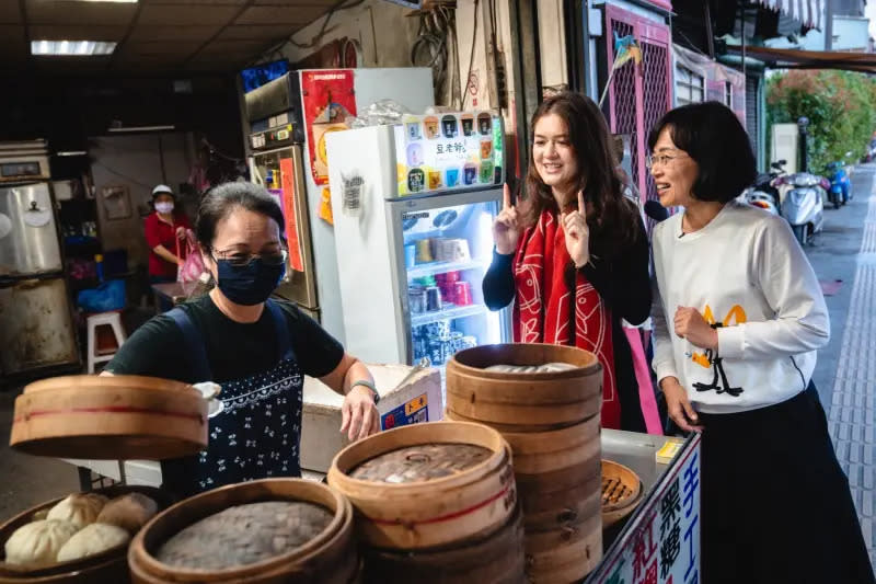 ▲蘇巧慧邀請杜若薇在選區走春過程中不斷餵食，特別安排前往樹林排隊美食「彭厝肉包」，讓杜若薇愛不釋手。（圖／蘇巧慧辦公室提供）