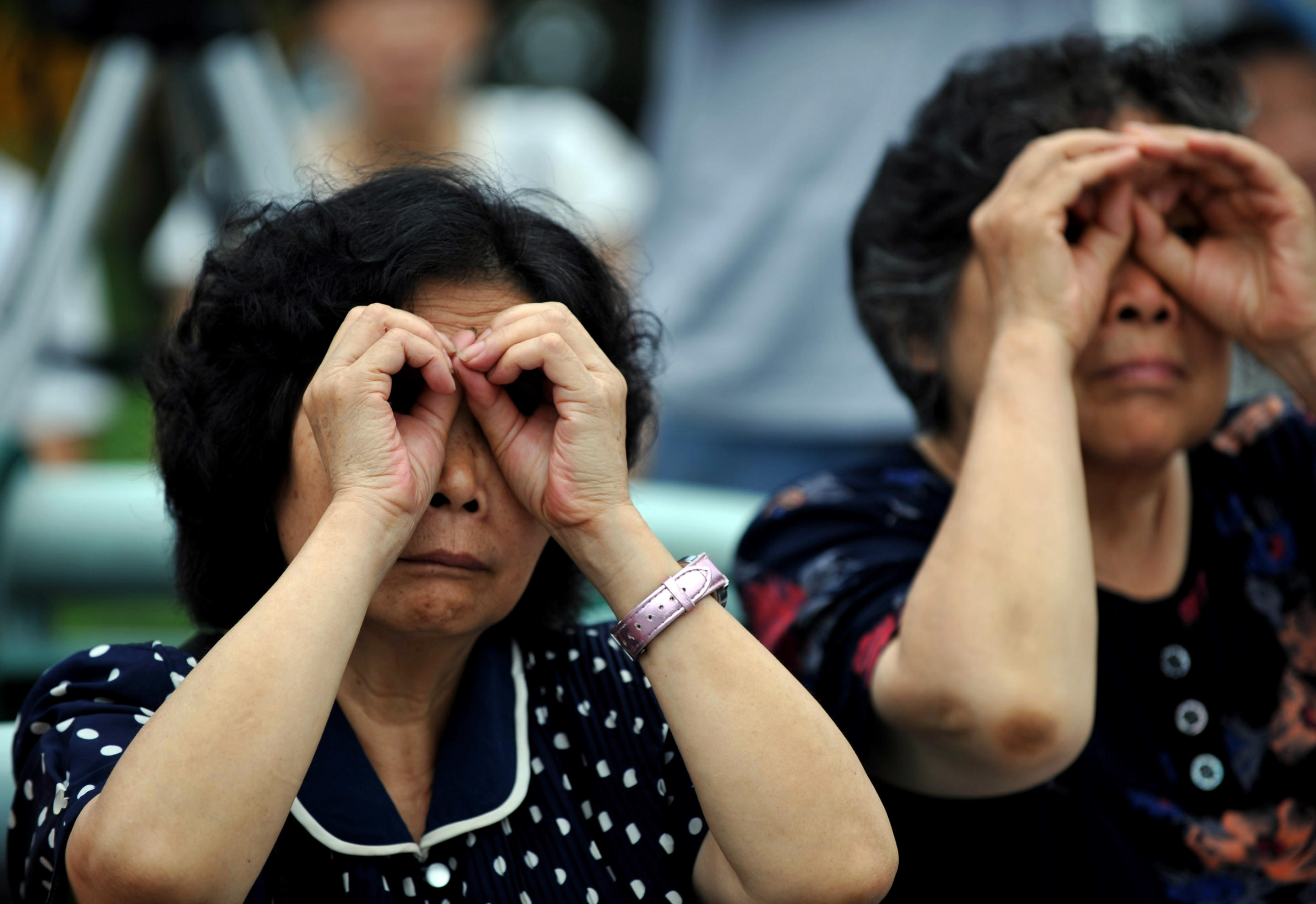 2009: People observe a total solar eclipse in Chengdu, China. 