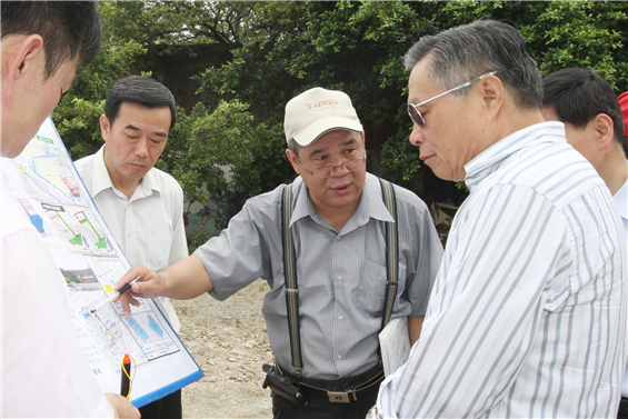 國防部長嚴明5日視導新竹市建中營區等多4處眷、營地，瞭解土地維管與後續處置作為。圖為部長於忠貞新村聽取市府專員報告土地現況及未來規劃。（軍聞社記者郭家良攝）