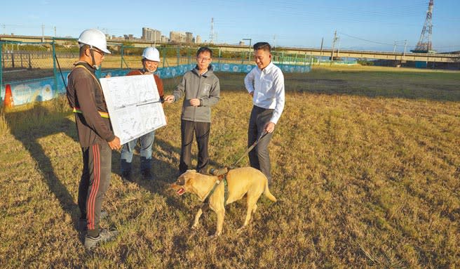 新竹市長林智堅（右）18日帶著市犬棕棕查看占地1.16公頃的狗狗祕境。（陳育賢攝）