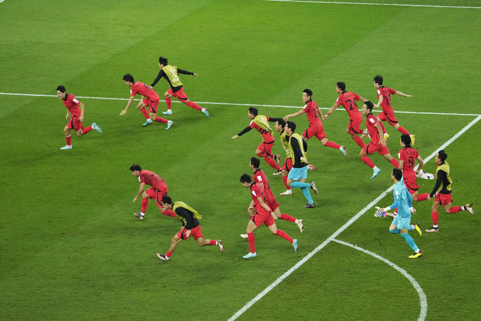 Los jugadores de Corea del Sur celebra tras la victoria 2-1 ante Portugal en el partido por el Grupo H del Mundial, el viernes 2 de diciembre de 2022, en Rayán, Qatar. (AP Foto/Darko Bandic)