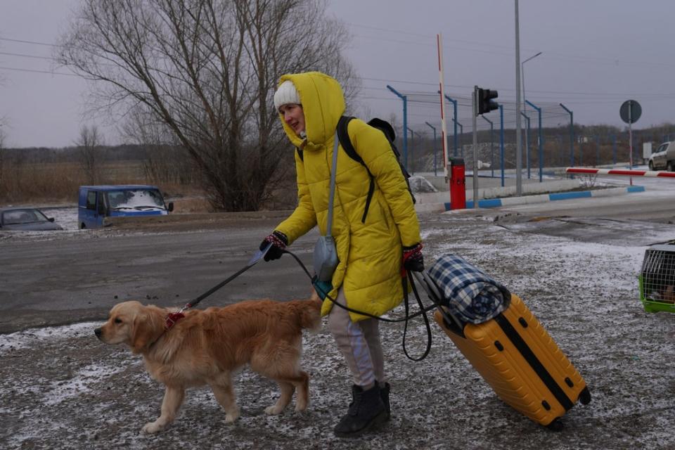 A woman fleeing the conflict in Ukraine crosses the border into Moldova (Getty Images)