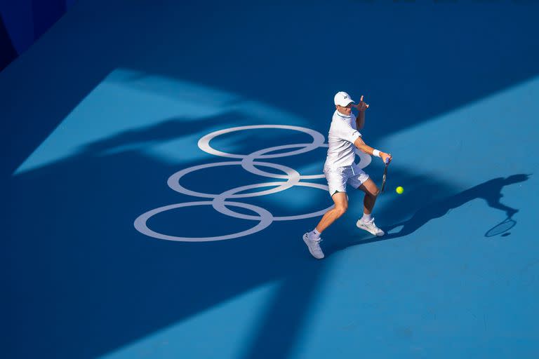 El polaco Hubert Hurkacz practica en el Parque de Tenis Arjake en Tokio.