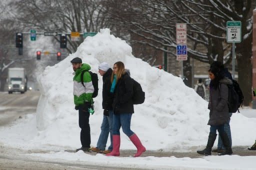 Estudiantes universitarios pasan frente a una montaña de nieve en la ciudad de Iowa, el 22 de febrero de 2013