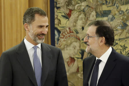 Spain's acting prime minister Mariano Rajoy (R) meets with Spain's King Felipe at the Zarzuela Palace outside Madrid, Spain, October 25, 2016. REUTERS/Chema Moya/Pool