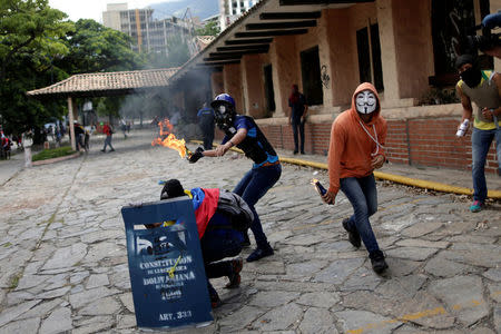 Demonstrators clash with riot security forces at a rally against Venezuelan President Nicolas Maduro's government in Caracas, Venezuela July 26, 2017. REUTERS/Ueslei Marcelino