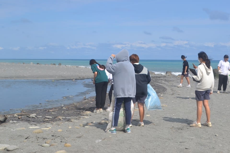 臺東女中「人與海的協奏曲」專題課程，透過風帆體驗、淨灘減塑、海洋文學、富山護魚區踏查及海洋永續飲食觀等5大單元扎根海洋教育。