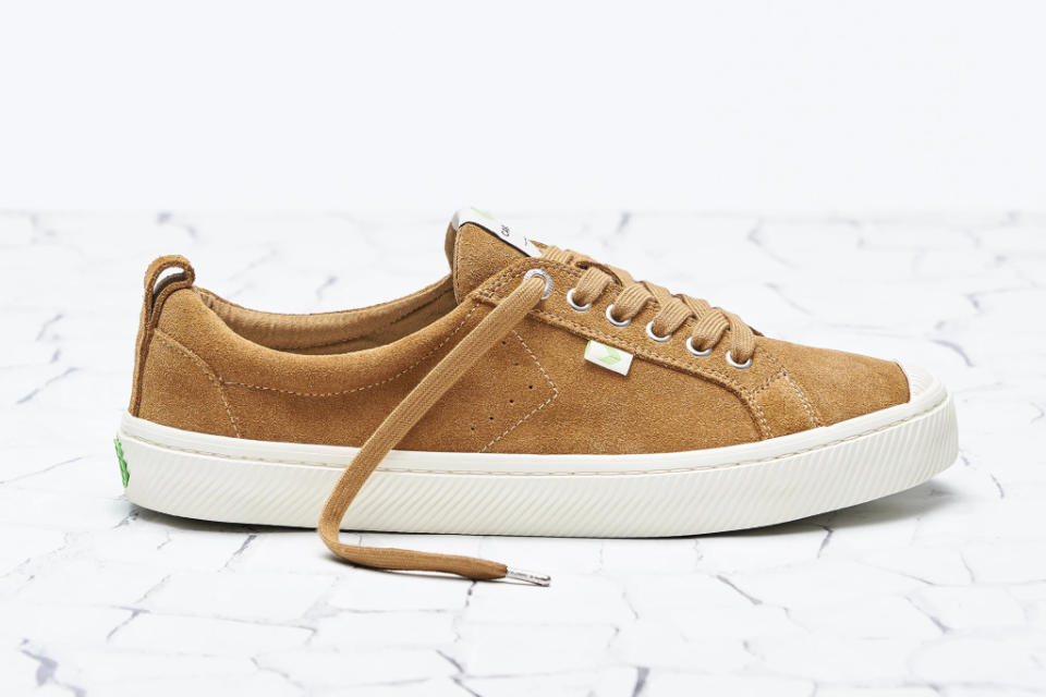 cariuma, camel suede, suede sneakers