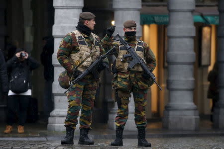 Belgian soldiers patrol Brussels' Grand Place during a continued high level of security following the recent deadly Paris attacks, Belgium, November 24, 2015. REUTERS/Benoit Tessier