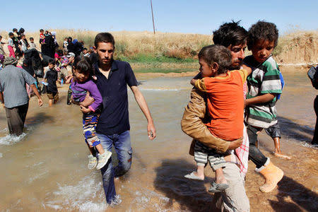 Displaced people, who fled from their homes in Hawija, arrive to be transported to camps for displaced people, in southwest of Kirkuk, Iraq October 4, 2017. REUTERS/Ako Rasheed