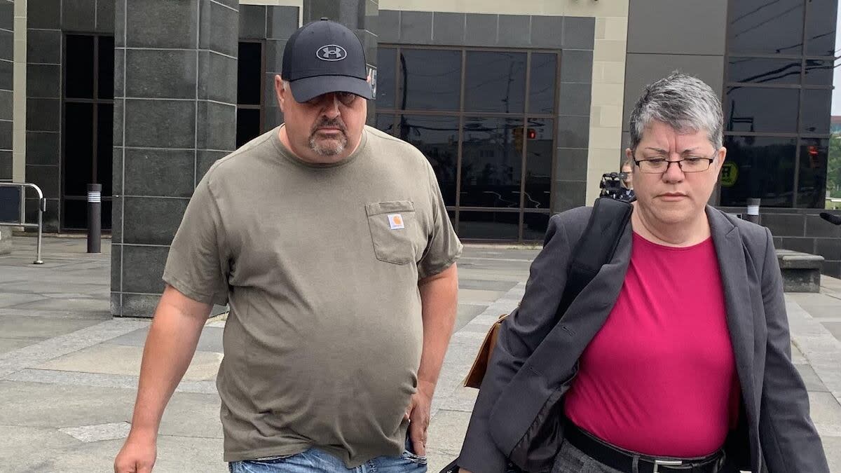 Michael Thomas Glaspy of Riverview leaves the Moncton courthouse on July 28, 2023, with lawyer Alison Ménard. (Pascal Raiche-Nogue/Radio-Canada - image credit)