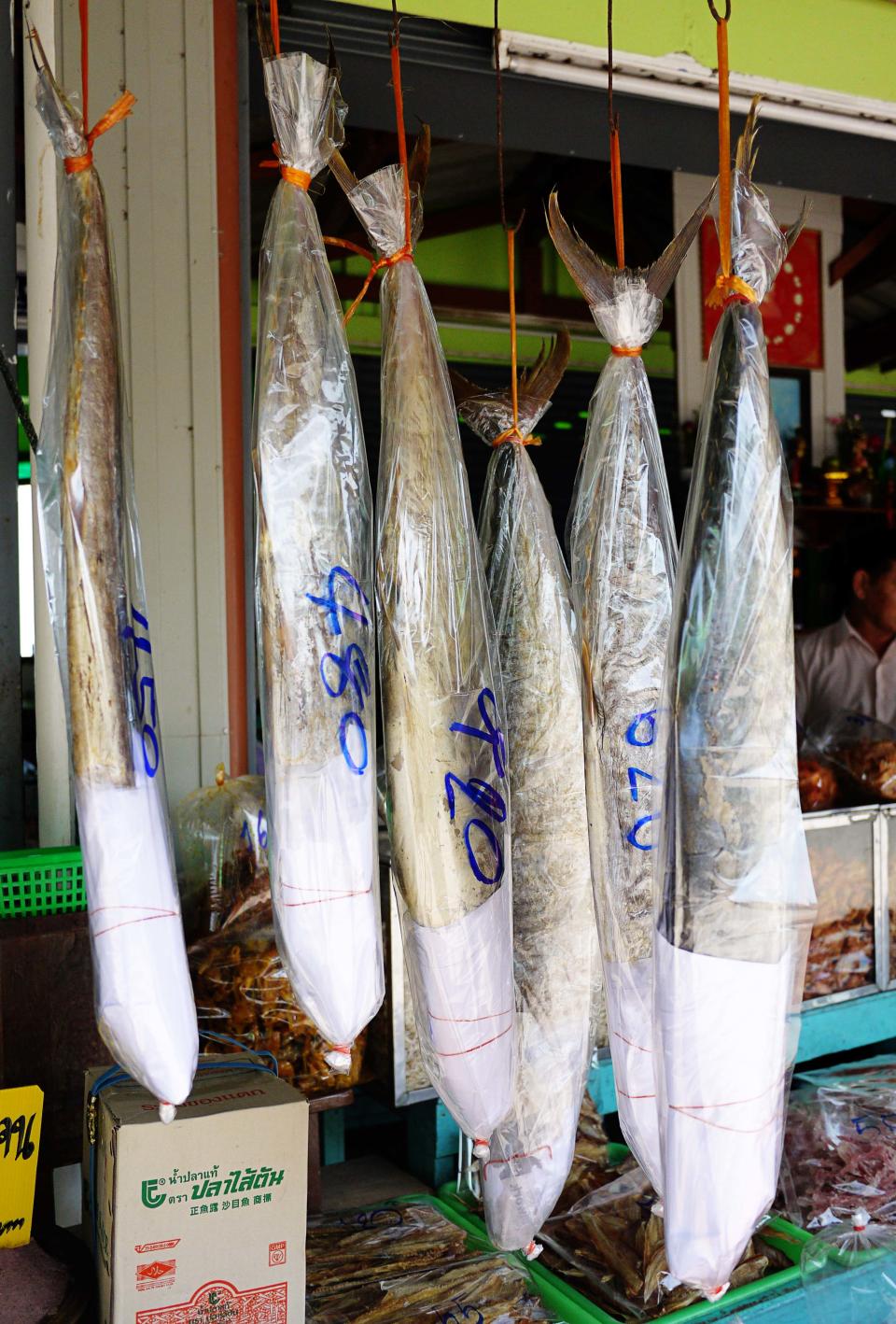 <b>Don Hoi Lord seafood market</b><br><p><b>Where you'll feast on the freshest seafood!</b></p><p>You can’t visit Hua Hin and not have a splendid seafood meal. So it’s off to Don Hoi Lord, we say! Translated as “Razor Clam Seaside”, Don Hoi Lord is easily accessible on your way from Bangkok to Hua Hin. In fact, it’s just a short drive away from Maeklong Railway Market. Just look out for the 65KM marker and turn off at the Don Hoi Lord exit.</p>