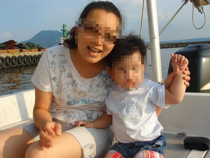 <strong>劉姓保母涉嫌虐死1歲男童，但照片中卻暖抱孩子露出燦笑。（圖／翻攝畫面）</strong>