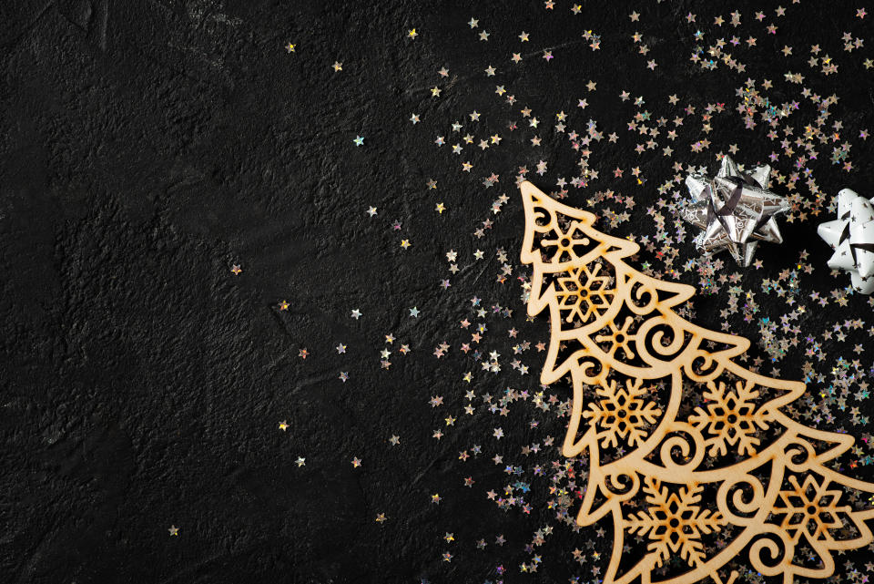 Holz-Weihnachtsbaum und Sterne