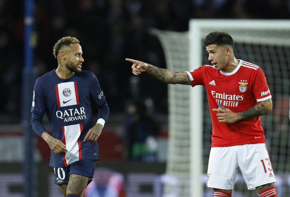 Fernández durante un partido Champions League enfrentando a Neymar. (REUTERS/Gonzalo Fuentes)