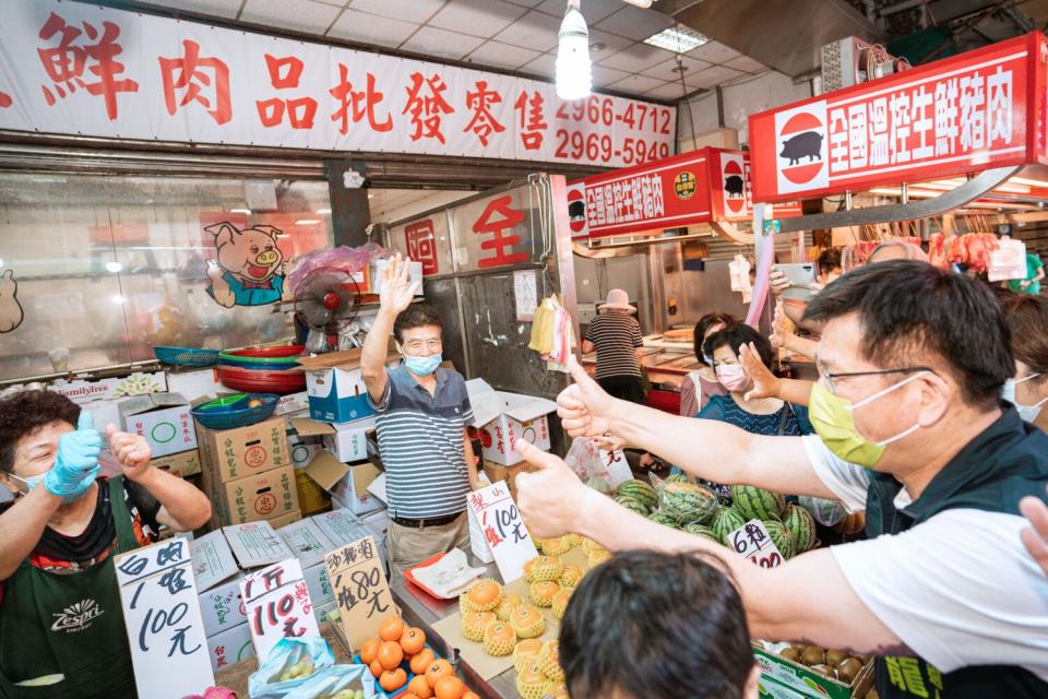 林佳龍前往板橋湳興市場掃街拜票。   圖：林佳龍競辦提供