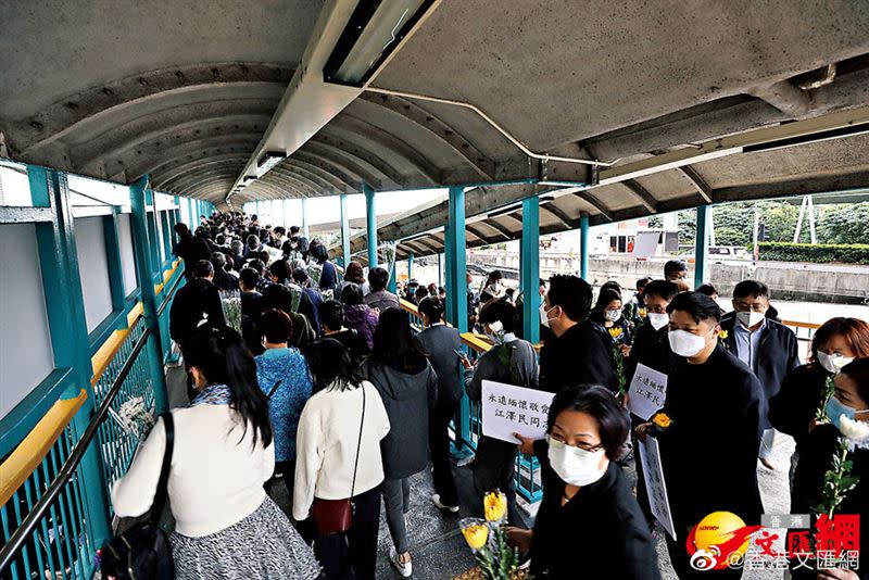 香港民眾「逾百米人龍」悼念江澤民，港媒透露，現場許多人共同回憶江澤民為港人留下的記憶和影響，共同緬懷這位和藹可親的長者。（圖／翻攝自香港文匯網微博）