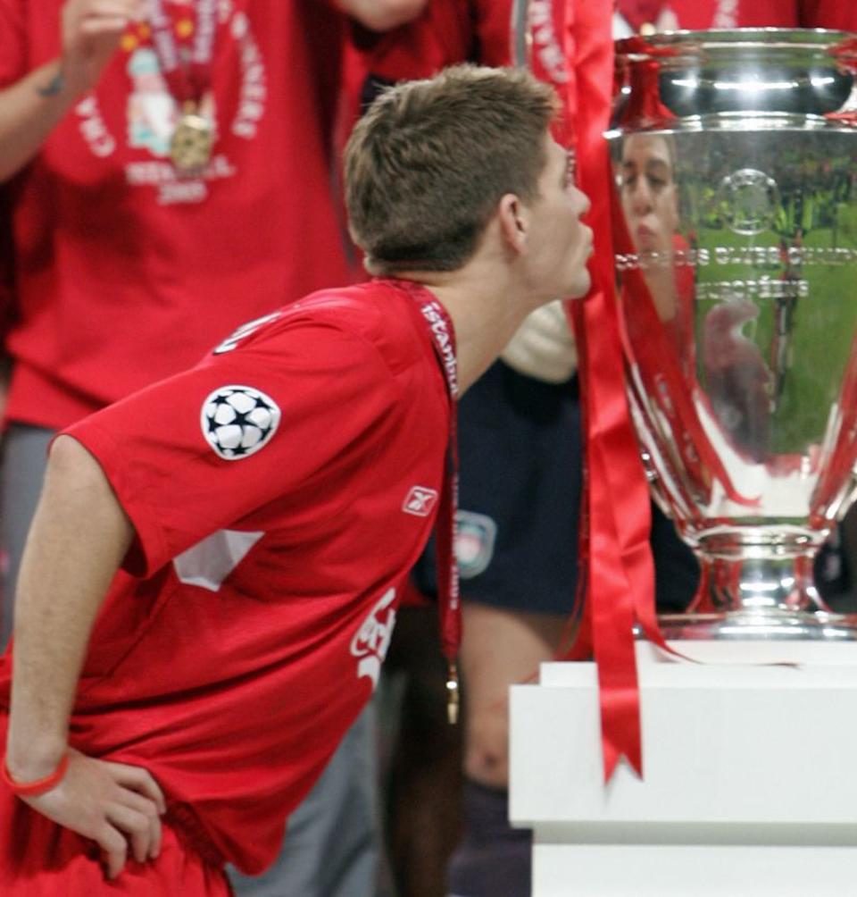 Steven Gerrard besa el trofeo de la Champions League en 2005. (Crédito: FILIPPO MONTEFORTE/AFP/AFP/Getty Images)