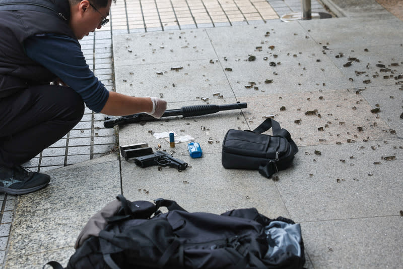 數位部遭開槍　警逮犯嫌查扣2槍（3） 數位發展部28日遭人開槍，北市警方獲報立即派員到 場逮人，並查扣1長槍、1短槍，警方已將張男帶回警 局製作筆錄，以釐清犯案動機。圖為警方查獲的作案 用具。 中央社記者吳家昇攝　113年3月28日 