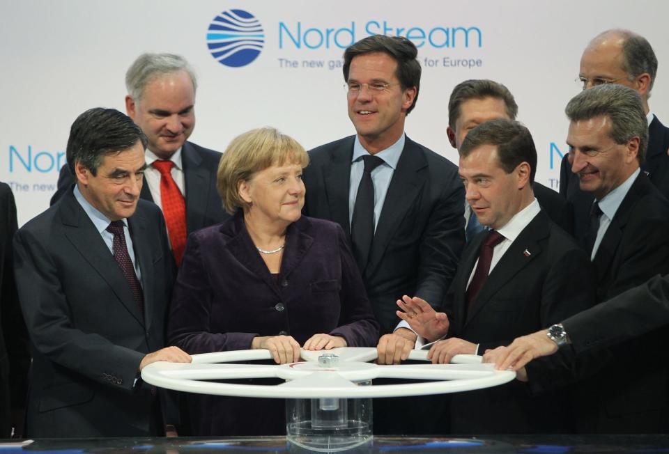 Das Gas fließt: Angela Merkel eröffnet - unter anderem umgeben von europäischen Staatsoberhäuptern - 2011 feierlich Nordstream 1. Russland gilt als verlässlicher Partner. (Bild: Sean Gallup / Getty Images)