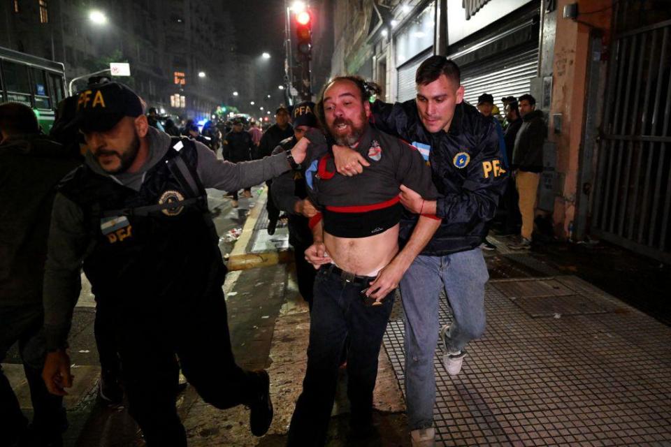 Un hombre siendo detenido en Buenos Aires