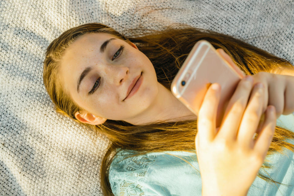 Die Medienexpertin hält es nicht für sinnvoll, Kinder mit einem teuren Smartphone auszustatten. (Bild: Getty Images)