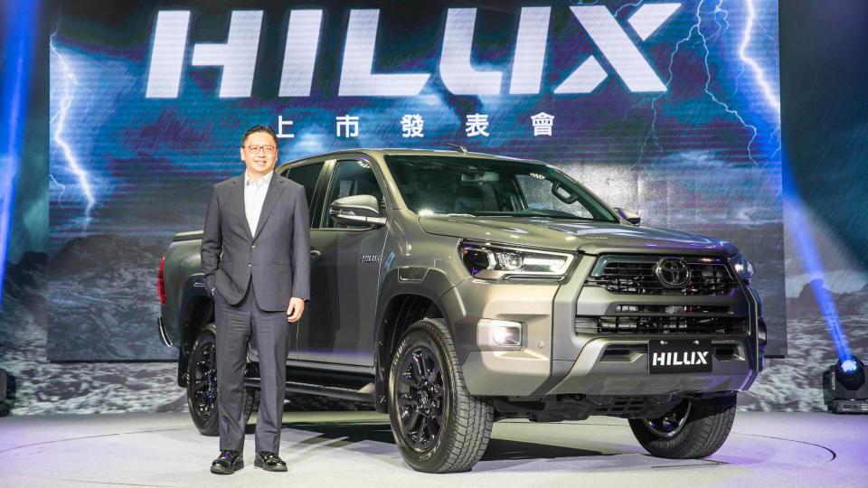 和泰汽車蘇純興總經理與 Hilux 合影。