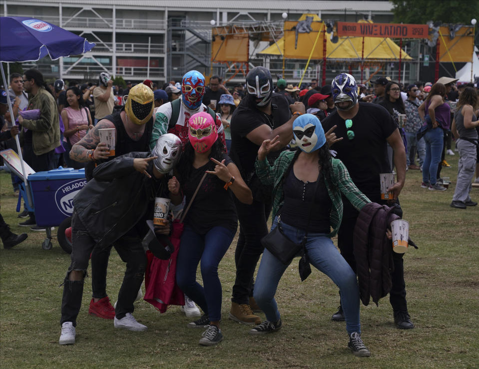 Fans de Lost Acapulco posan para una fotografía en el festival Vive Latino en la Ciudad de México el domingo 19 de marzo de 2023. (Foto AP/Fernando Llano)