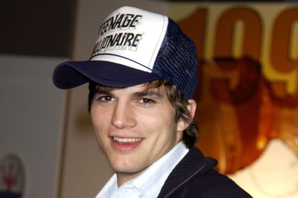 In Sachen schauderhafter Trends setzen wir noch einen drauf. Ashton Kutcher, Justin Timberlake und Von Dutch sorgten dafür, dass vor rund zehn Jahren alle Kerle wie Trucker aussehen wollten. Brrrrrr! (Bild: Getty Images)