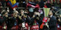 Sevilla coach Unai Emery celebrates with the trophy after winning the UEFA Europa League Final Reuters / Stefan Wermuth - RTX1EUAZ