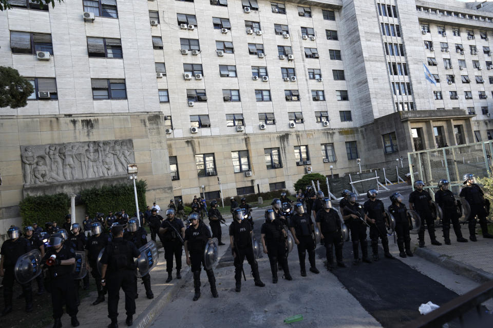 La policía antidisturbios flanquea el exterior del edificio de un tribunal federal después de que los jueces anunciaran la condena a la vicepresidenta Cristina Fernández, en Buenos Aires, Argentina, el martes 6 de diciembre de 2022. (AP Foto/Rodrigo Abd)