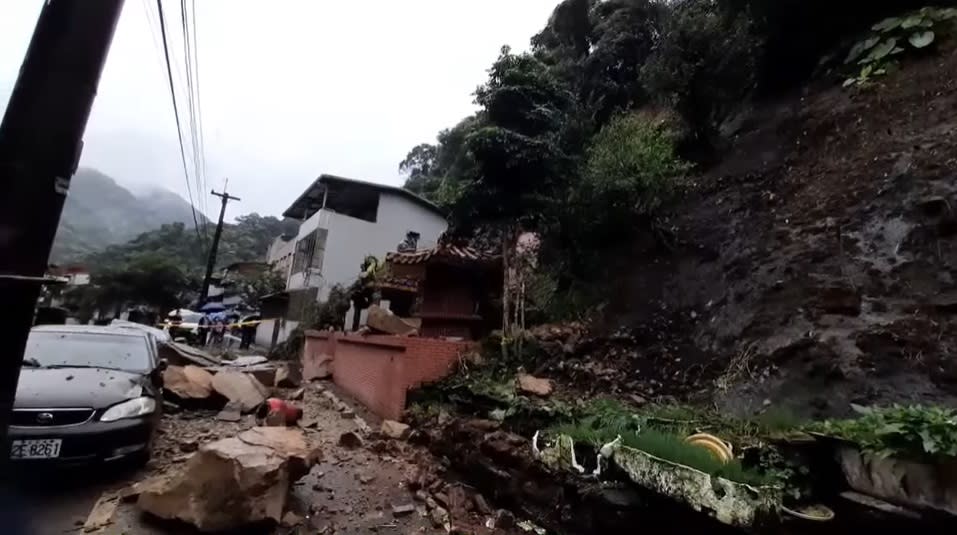 土石崩落砸毀土地公廟及汽車。（合成圖／截自記者爆料網）