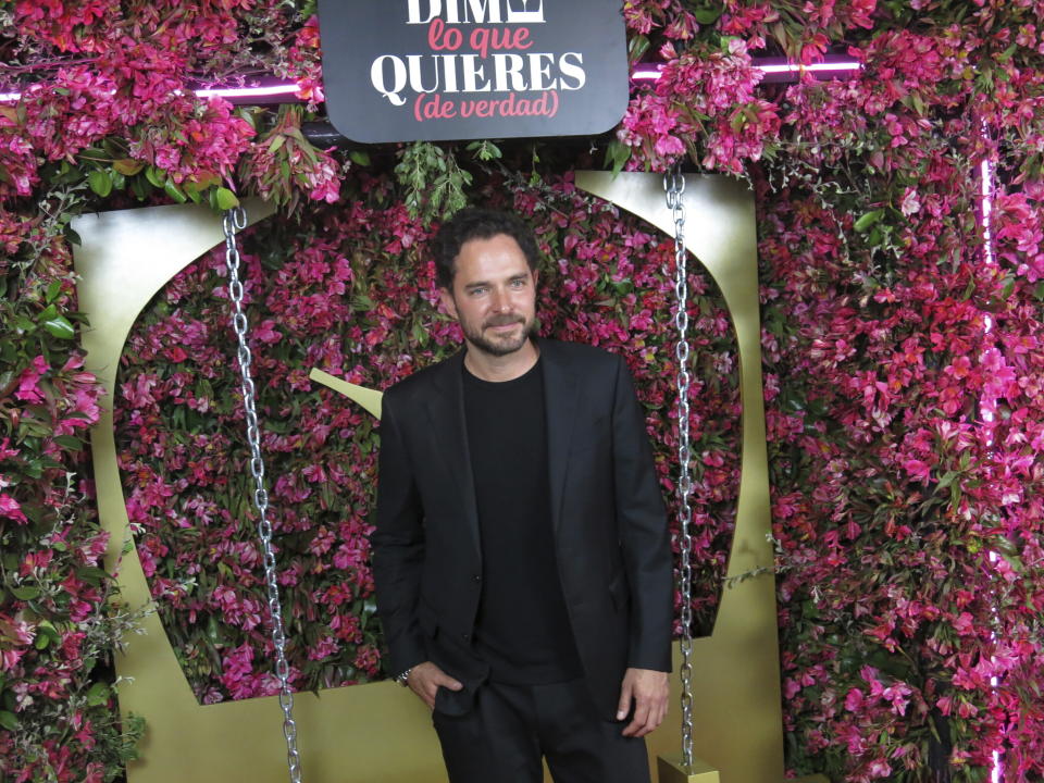 El actor Manolo Cardona posa en la alfombra roja de la película "Dime lo que quieres (de verdad)" en la Ciudad de México el lunes 24 de julio de 2023. (Foto AP/Berenice Bautista)