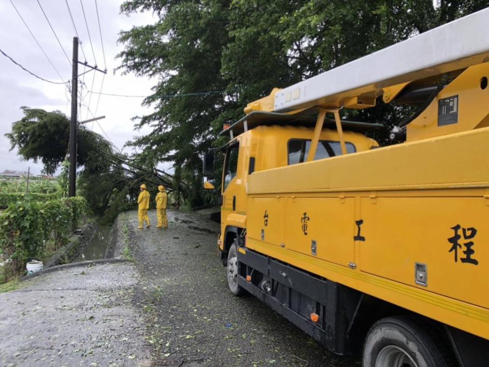 海葵颱風造成屏北等地區停電，台電員工全力搶修。（記者毛莉翻攝）