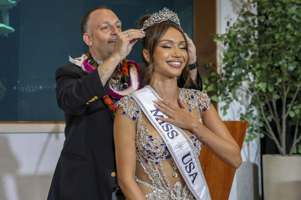 El gobernador de Hawaii Josh Green corona a Savannah Gankiewicz Miss Estados Unidos 2023 el miércoles 15 de mayo de 2024 en Honolulu en una imagen proporcionada por la Oficina del Gobernador Josh Green. Gankiewicz fue coronada el miércoles, más de una semana después de que la anterior Miss Estados Unidos renunciara alegando motivos de salud mental. (Office of Governor Josh Green, M.D. vía AP)