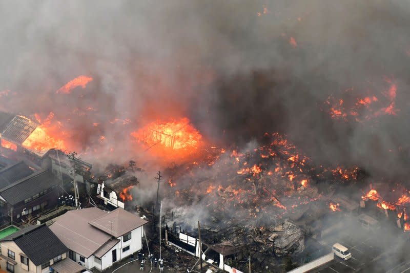 日本新潟縣糸魚川市22日上午發生火災，火勢順風蔓延150棟建築物（AP）