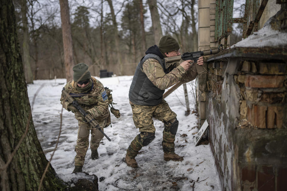 En esta imagen de archivo, dos personas practican técnicas de combate en zonas urbanas durante una formación para la resistencia de la Guardia Municipal, cerca de Kiev, Ucrania, el 19 de enero de 2024. (AP Foto/Evgeniy Maloletka, archivo)