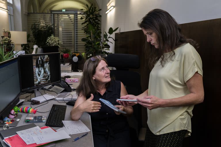 Elke Kahr, en la oficina de la alcaldía de Graz