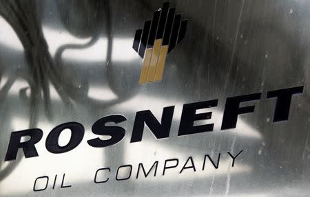 FILE PHOTO: A logo of Russian state oil firm Rosneft is seen at its office in Moscow, October 18, 2012. REUTERS/Maxim Shemetov/File Photo