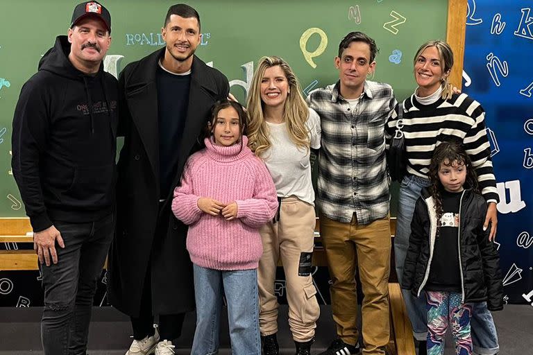 Guido Rodríguez junto a su esposa, su hija y tres de los protagonistas de la obra: José María Listorti, 